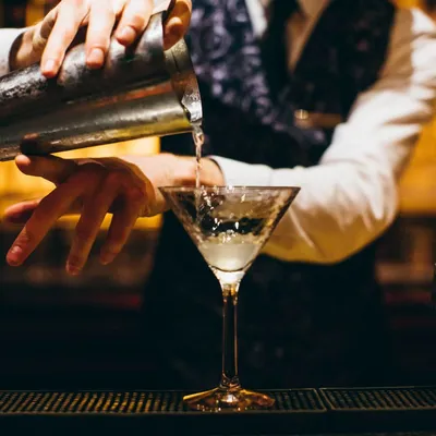 Barman du Bar des machines à sous du Casino du resort barrière de Ribeauvillé