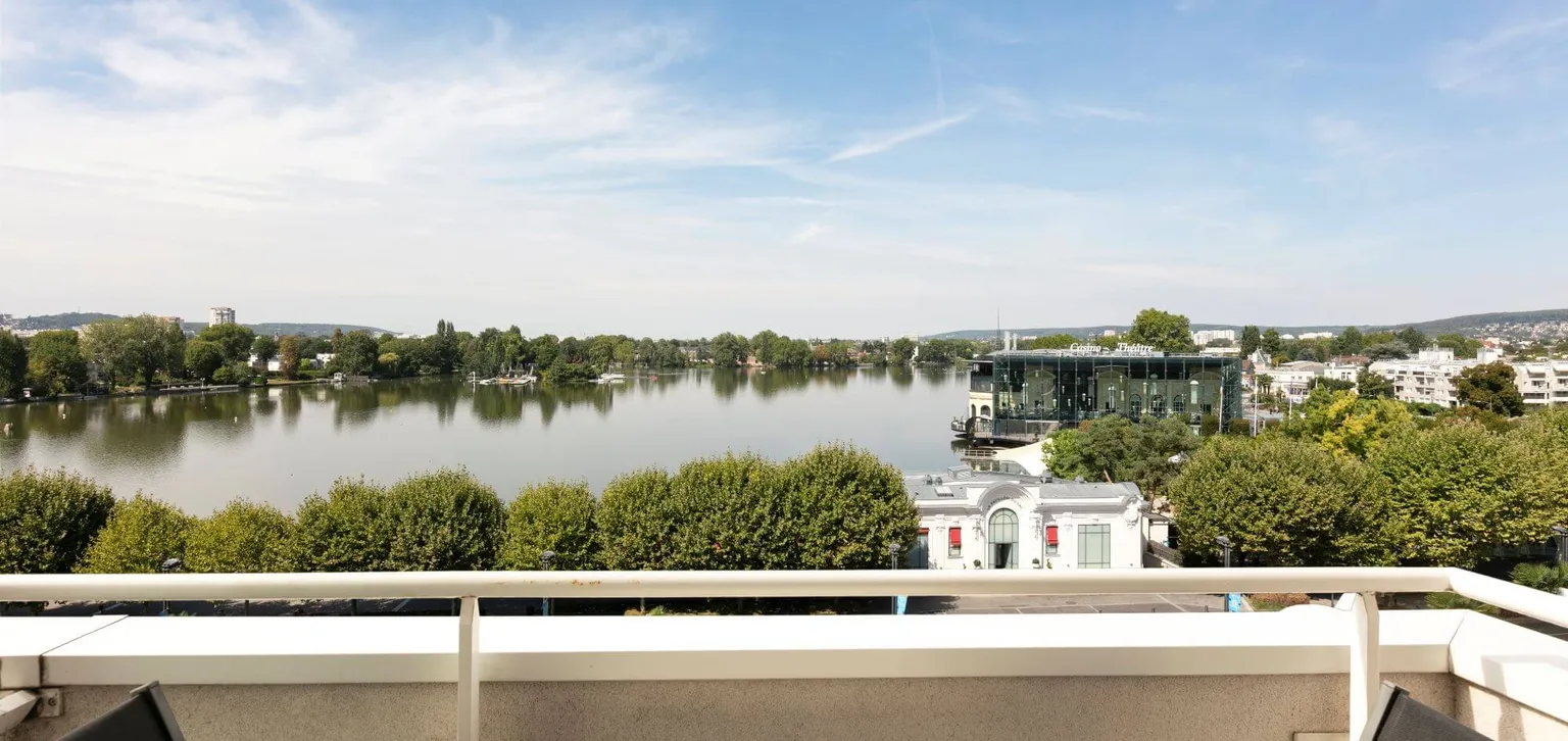 Enghien-les-bains Le Grand Hôtel chambre supérieure côté lac balcon avec vue sur le lac