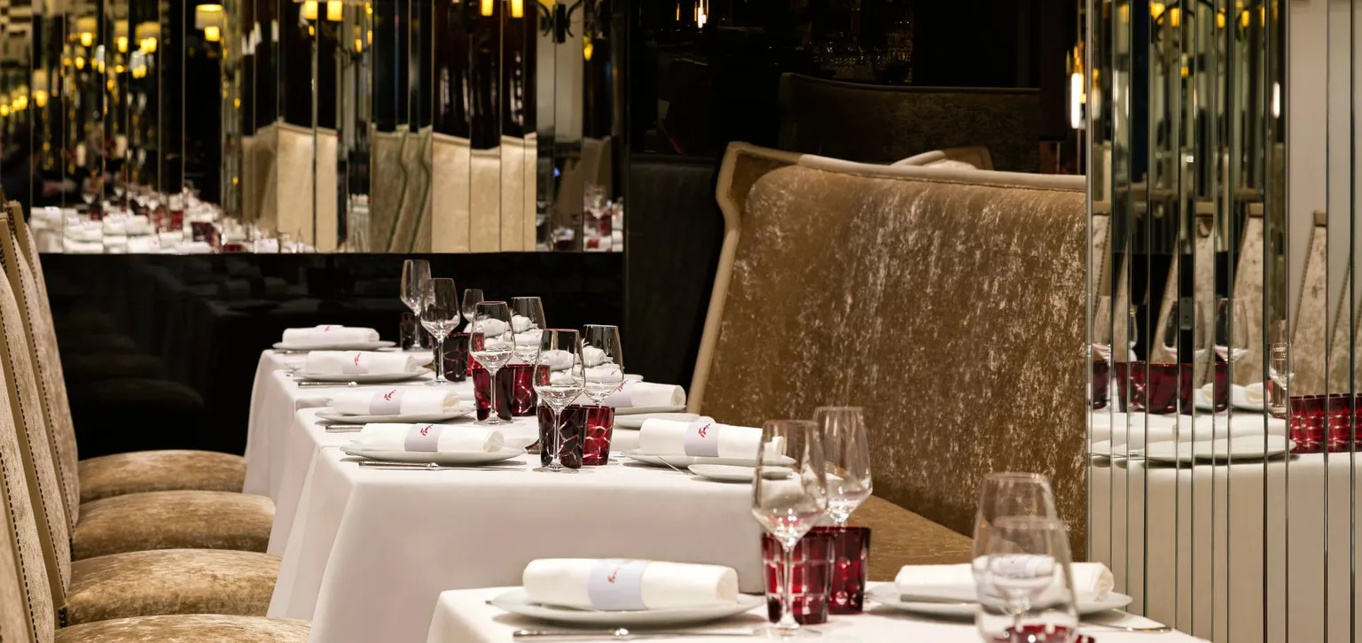 Tables intérieure du restaurant Fouquet's à Cannes