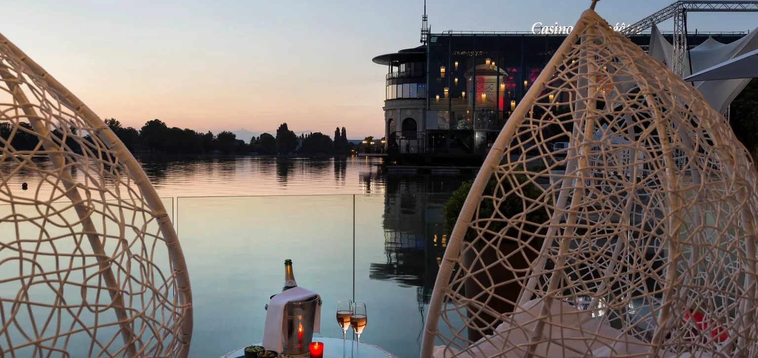 Enghien-les-Bains vue sur le lac du restaurant l'Escadrille