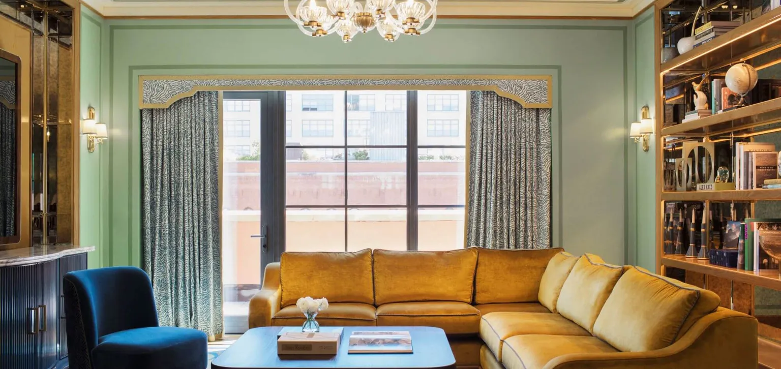 Salon avec grande baie vitrée du Fouquet's Penthouse de l'hôtel Fouquet's New York