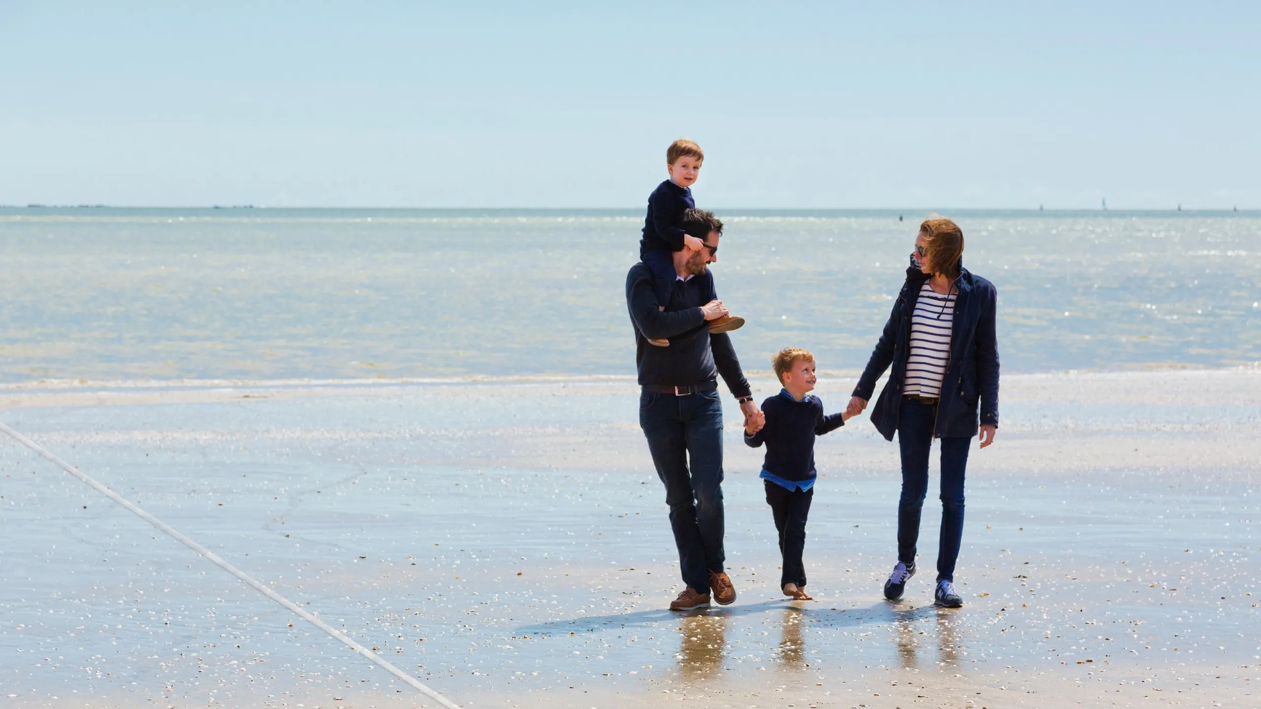 Balade au bord de l'océan en famille pendant un séjour à l'hotel le normandy à Deauville
