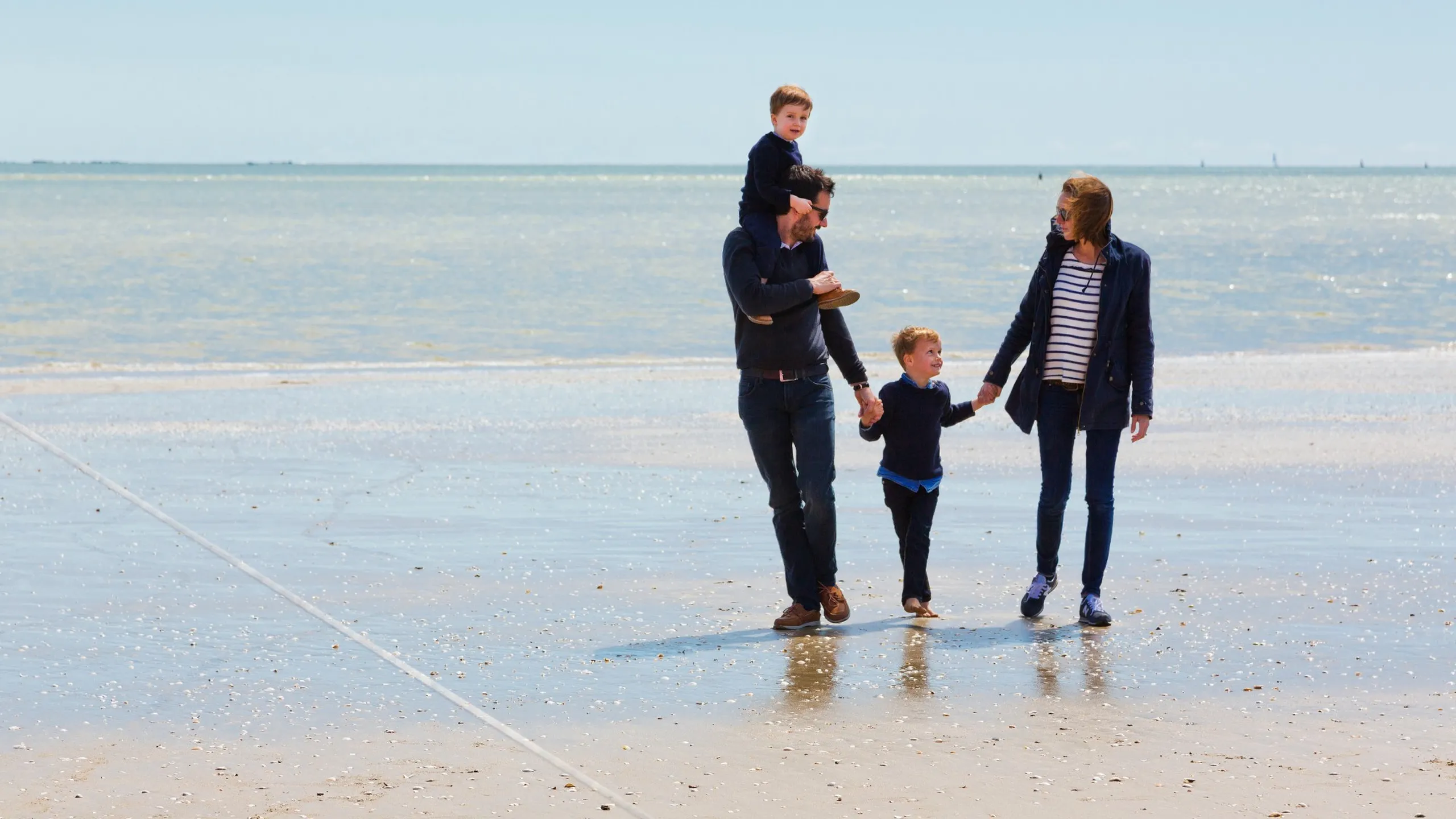 Balade au bord de l'océan en famille pendant un séjour à l'hotel le normandy à Deauville