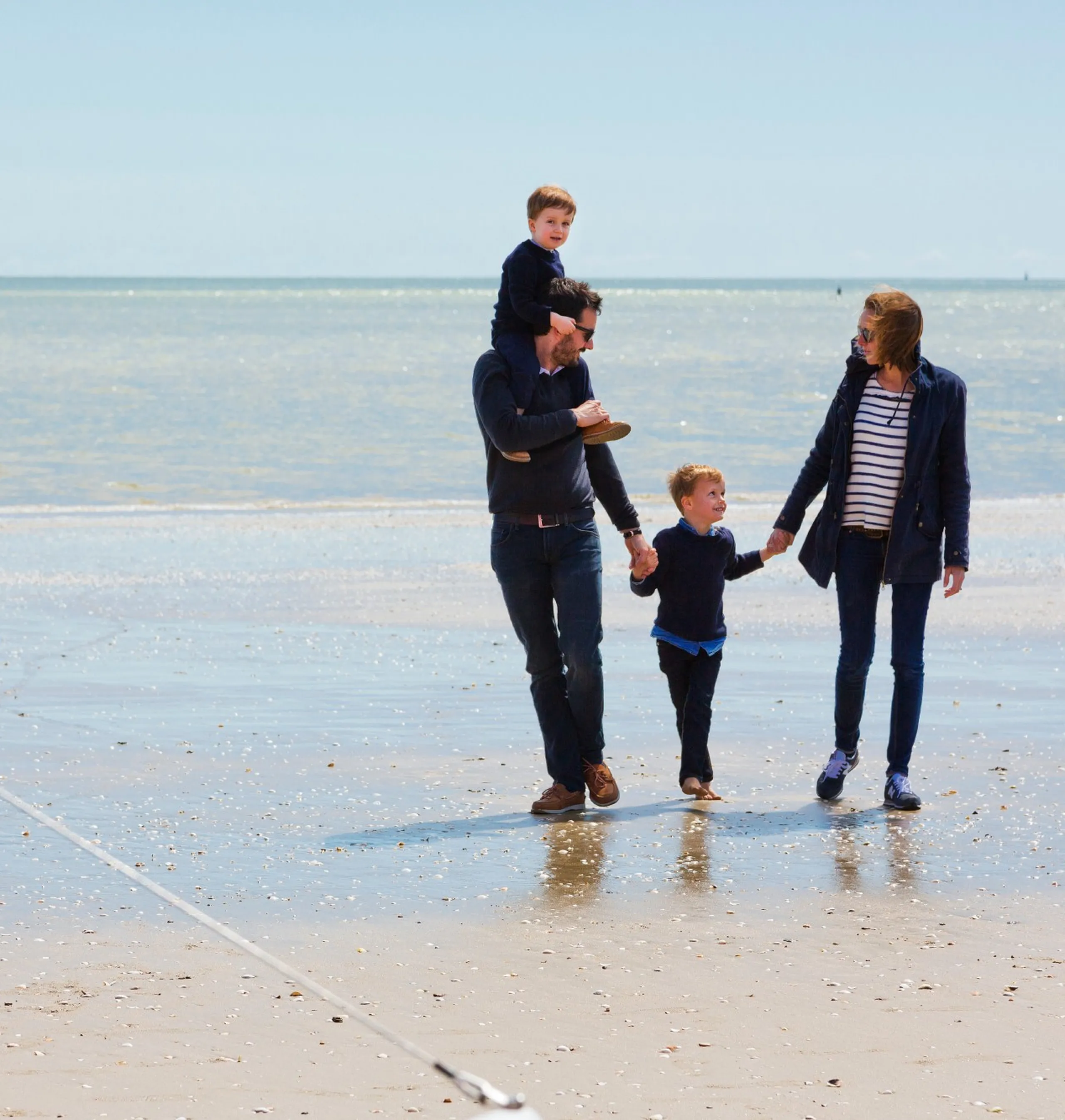 Balade au bord de l'océan en famille pendant un séjour à l'hotel le normandy à Deauville