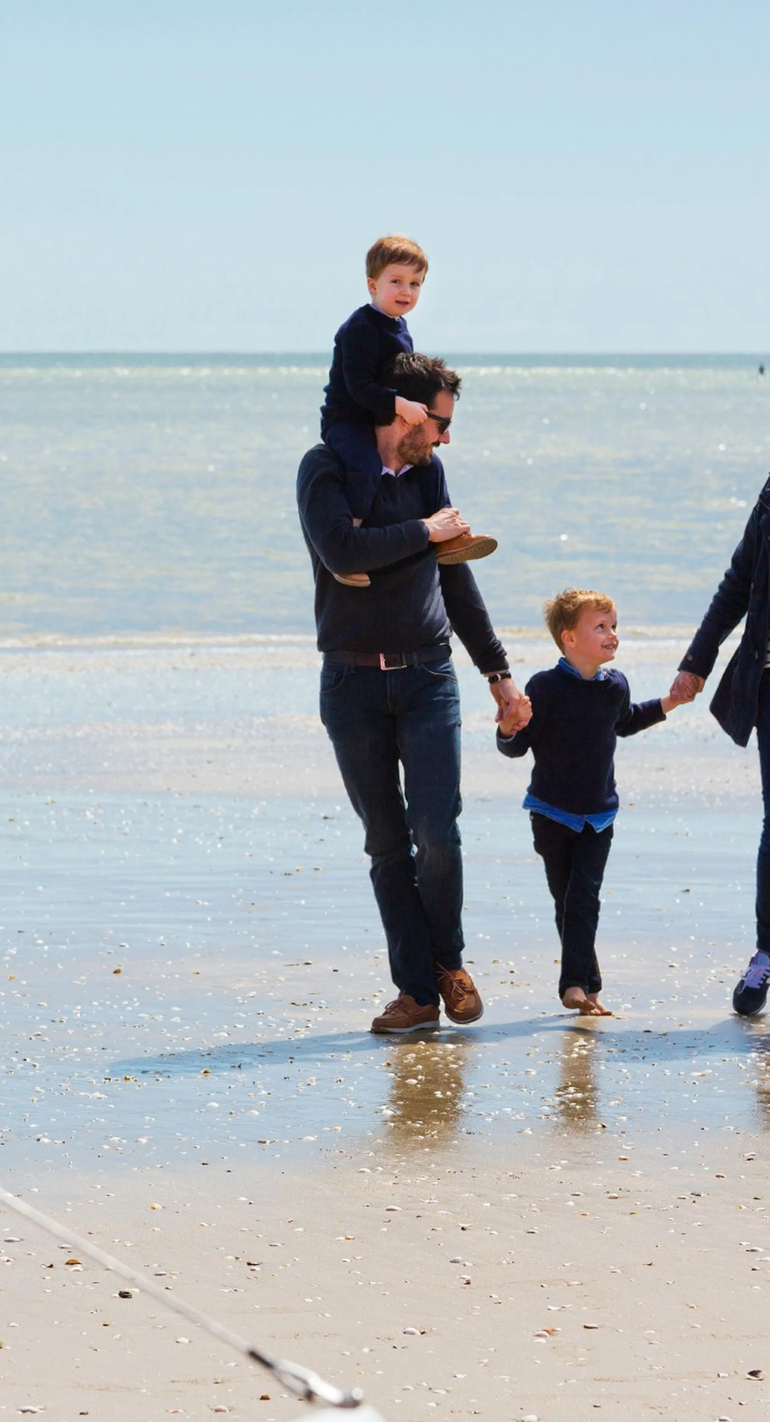 Balade au bord de l'océan en famille pendant un séjour à l'hotel le normandy à Deauville