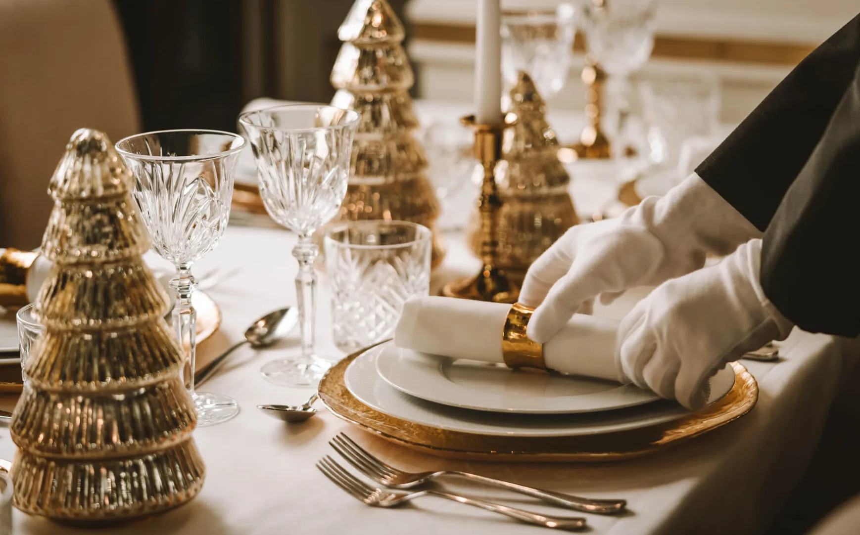 Dîner de fête, table dorée