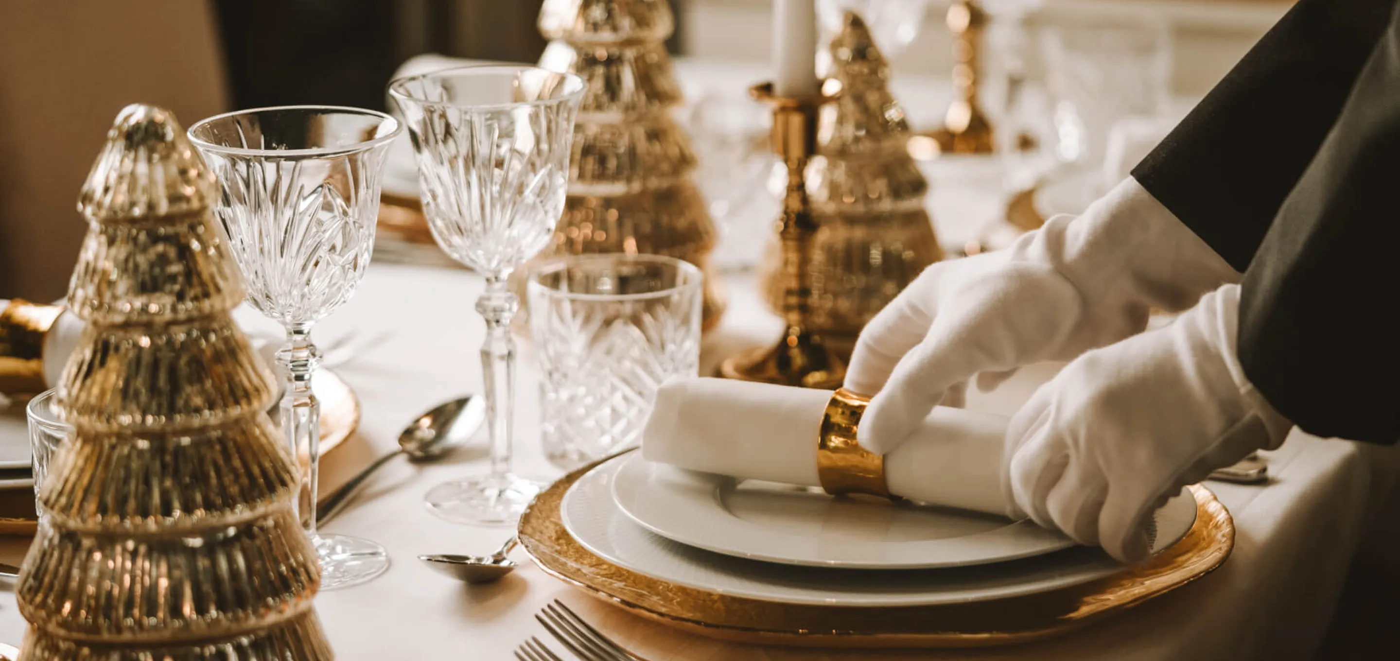Dîner de fête, table dorée
