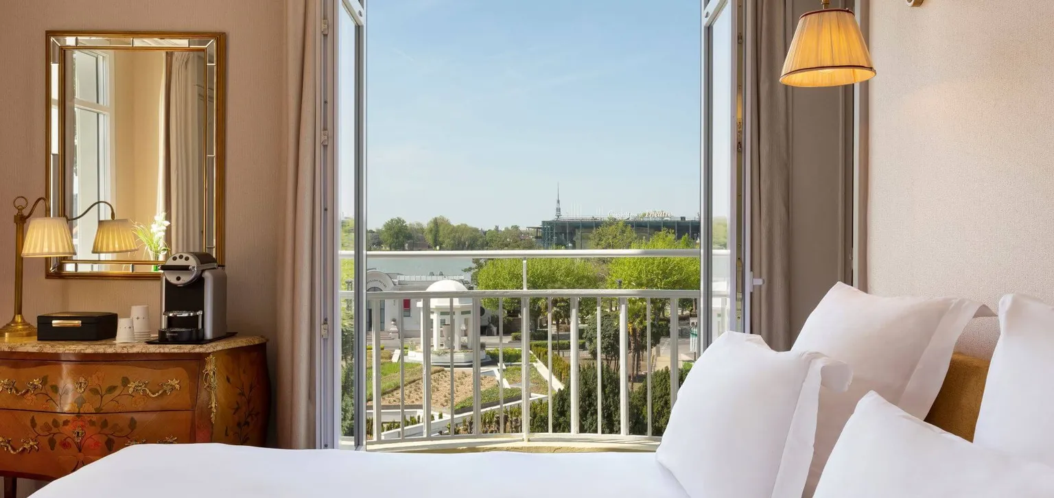 Enghien-les-bains Le Grand Hôtel chambre Deluxe côté lac vue de la chambre