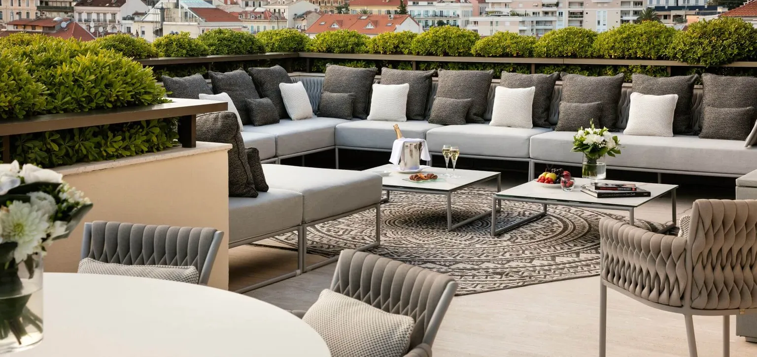 Cannes Suite Gray d'Albion Terrasse Vue Mer canapé, champagne