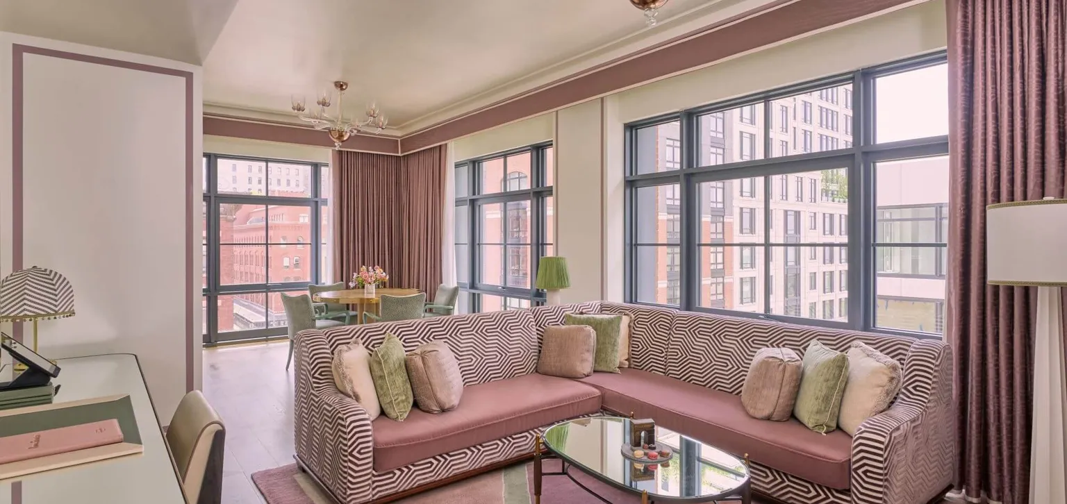 Salon de la Two Bedroom Hudson View Corner Suite de l'hôtel Fouquet's New York