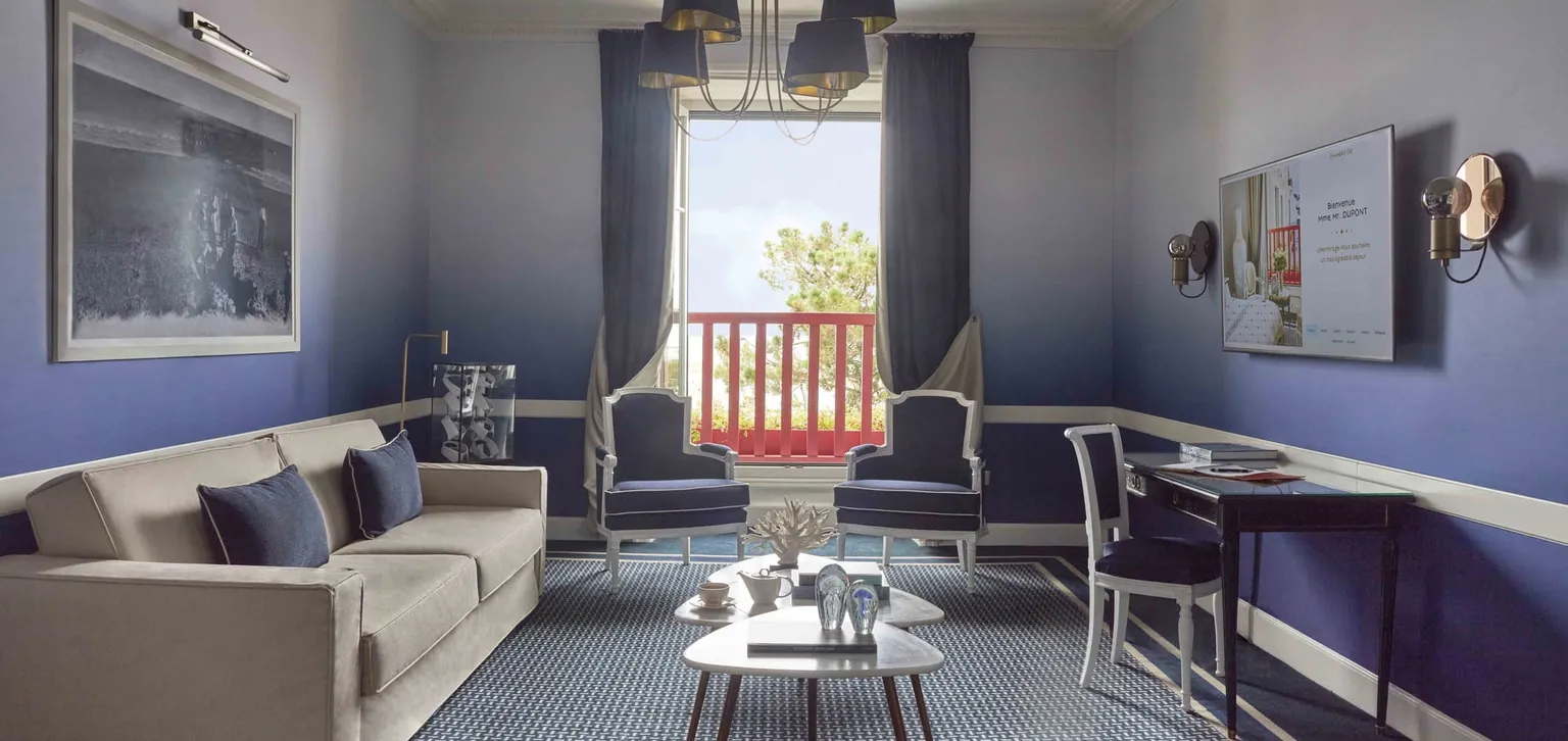 Salon bleu de la suite prestige mer de l'hôtel l'Hermitage à la Baule