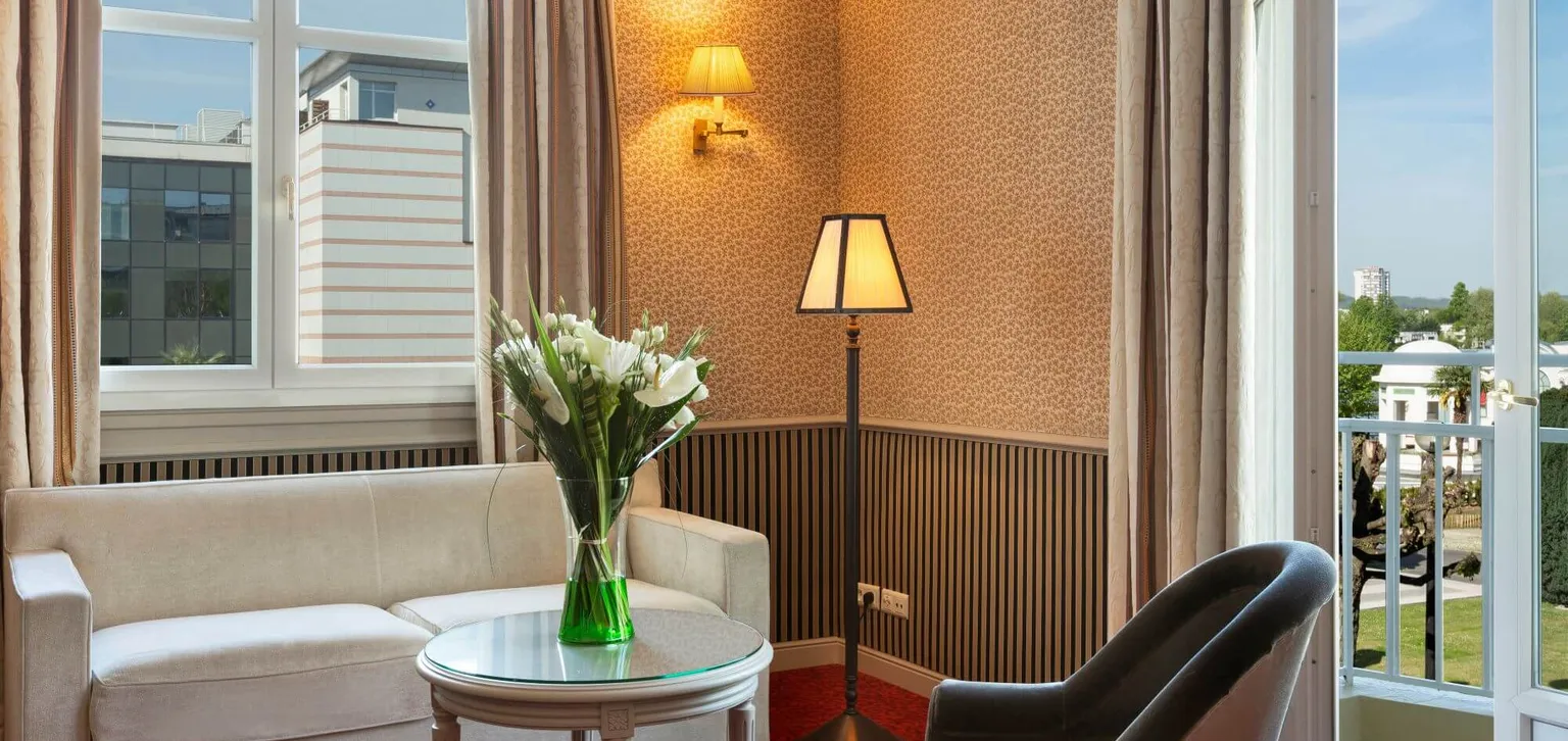 Enghien-les-bains Le Grand Hôtel coin salon de la Suite Deluxe