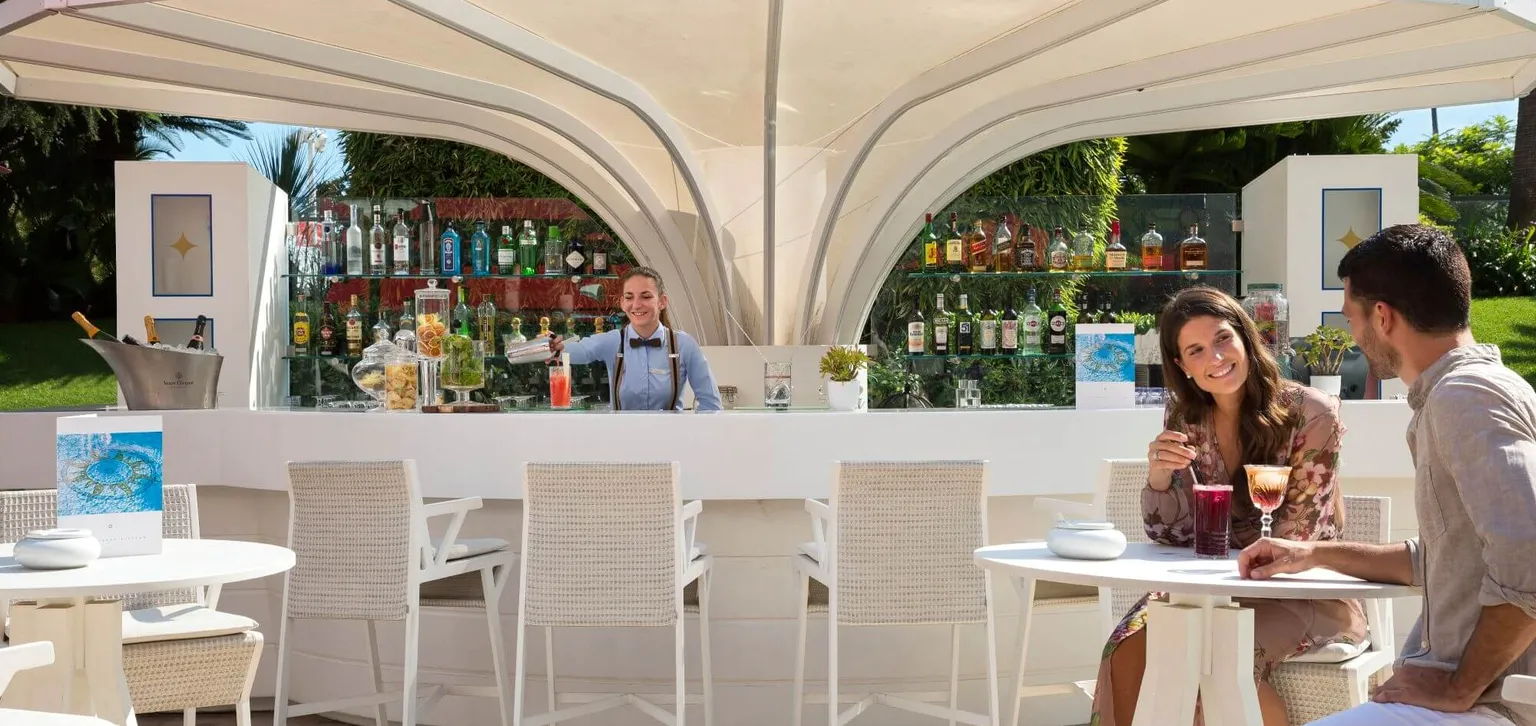 La terrasse piscine à L'hôtel Le Majestic Cannes