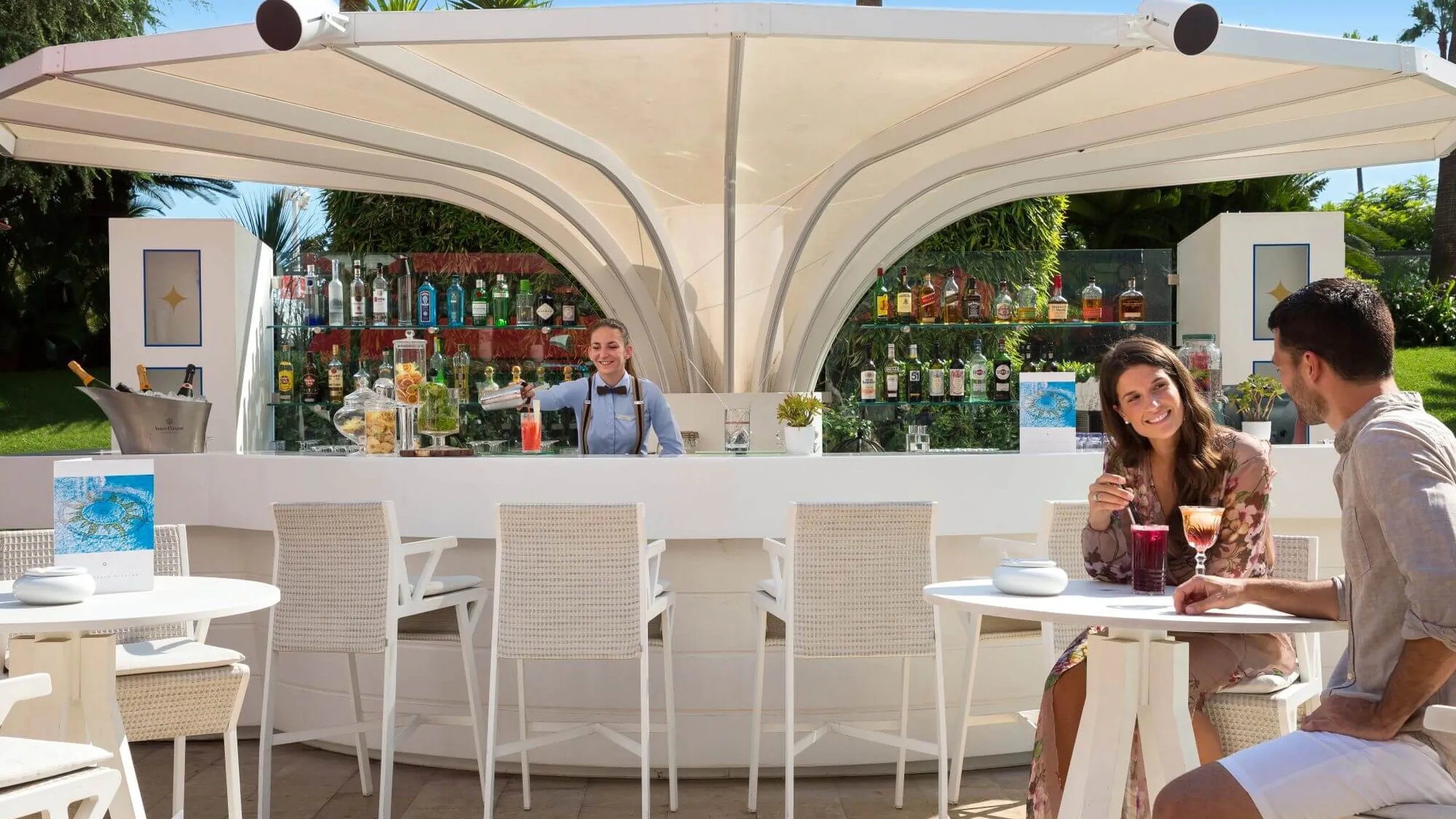 La terrasse piscine à L'hôtel Le Majestic Cannes