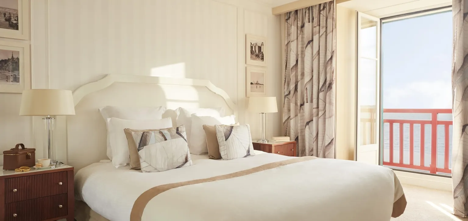 Lit de la junior suite prestige mer de l'hôtel l'Hermitage à la Baule