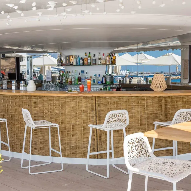La terrasse piscine au Majestic Cannes