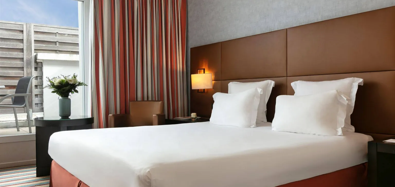 Enghien-les-bains Le Grand Hôtel lit de la chambre supérieure