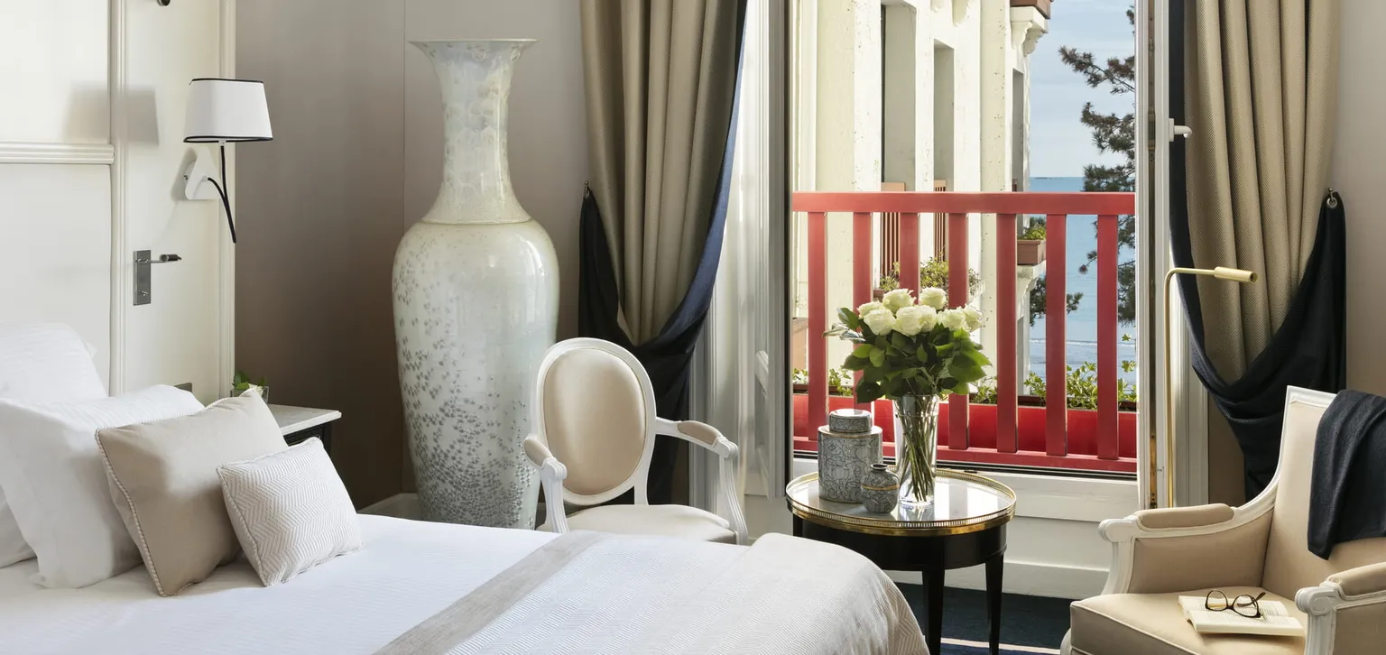 Coin nuit de la chambre supérieure mer de l'hôtel l'Hermitage à la Baule