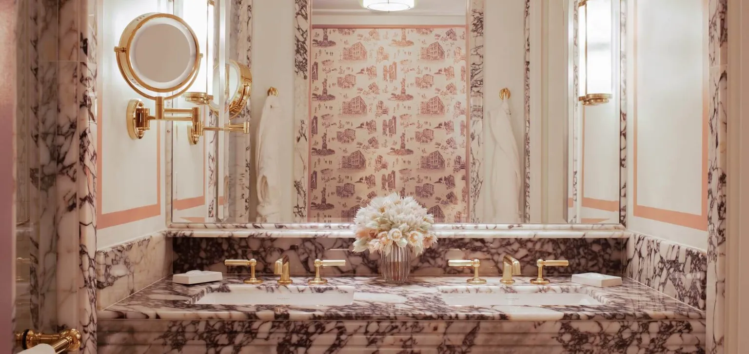 Vasque en marbre de la Two Bedroom Hudson View Corner Suite de l'hôtel Fouquet's New York