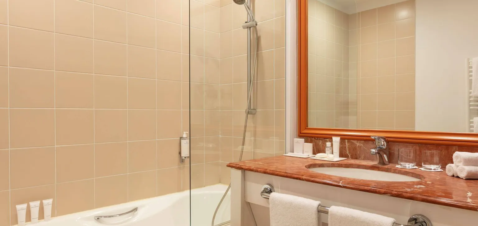 Enghien-les-bains Le Grand Hôtel salle de bain de la chambre supérieure côté lac