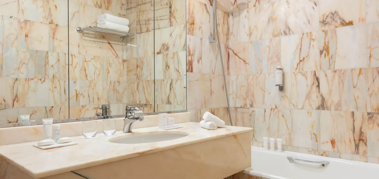 Enghien-les-bains Le Grand Hôtel salle de bain de la chambre Deluxe