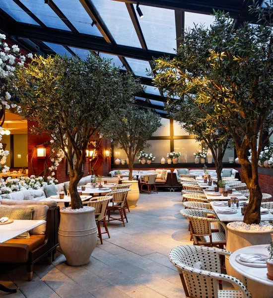 Salle du restaurant l'Elysée au Fouquet's New York le soir