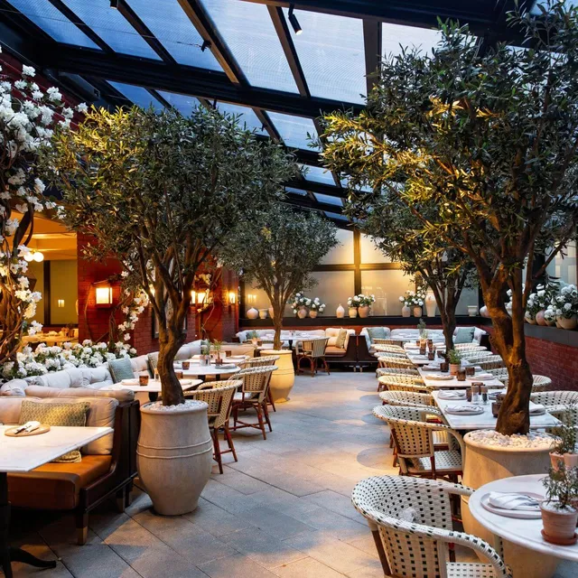 Salle du restaurant l'Elysée au Fouquet's New York le soir