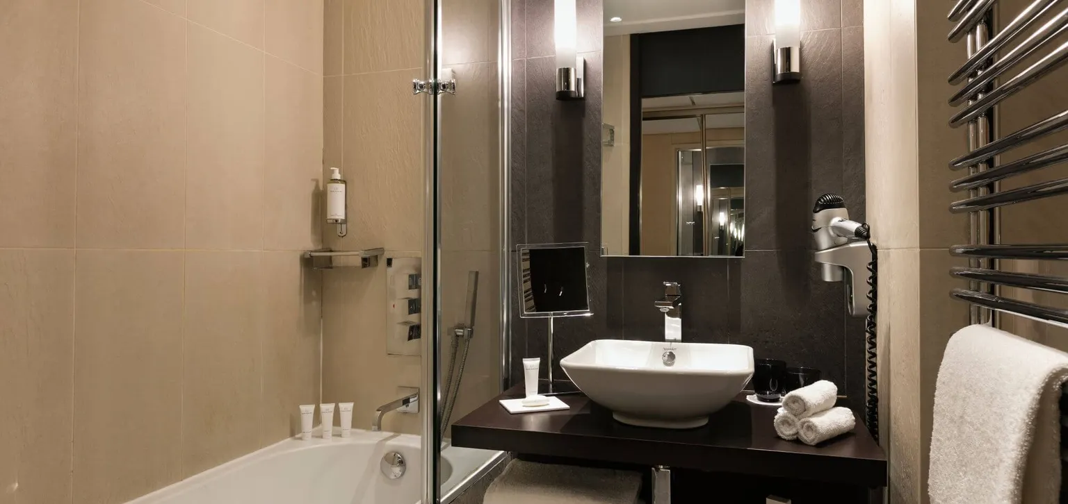 Suite Barrière terrasse vue mer, salle de bain, Hôtel Le Gray d'Albion Cannes