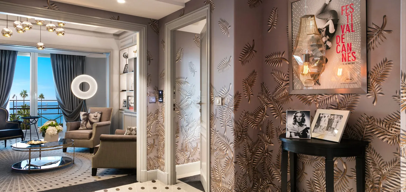 Entrée et aperçu du salon de la suite Michèle Morgan à l'hôtel le Majestic à Cannes