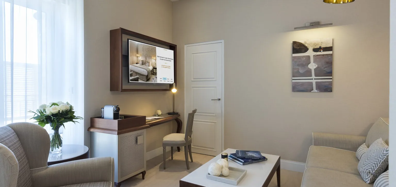 Coin salon de la Junior Suite Prestige Mer de l'hôtel Le Royal La Baule
