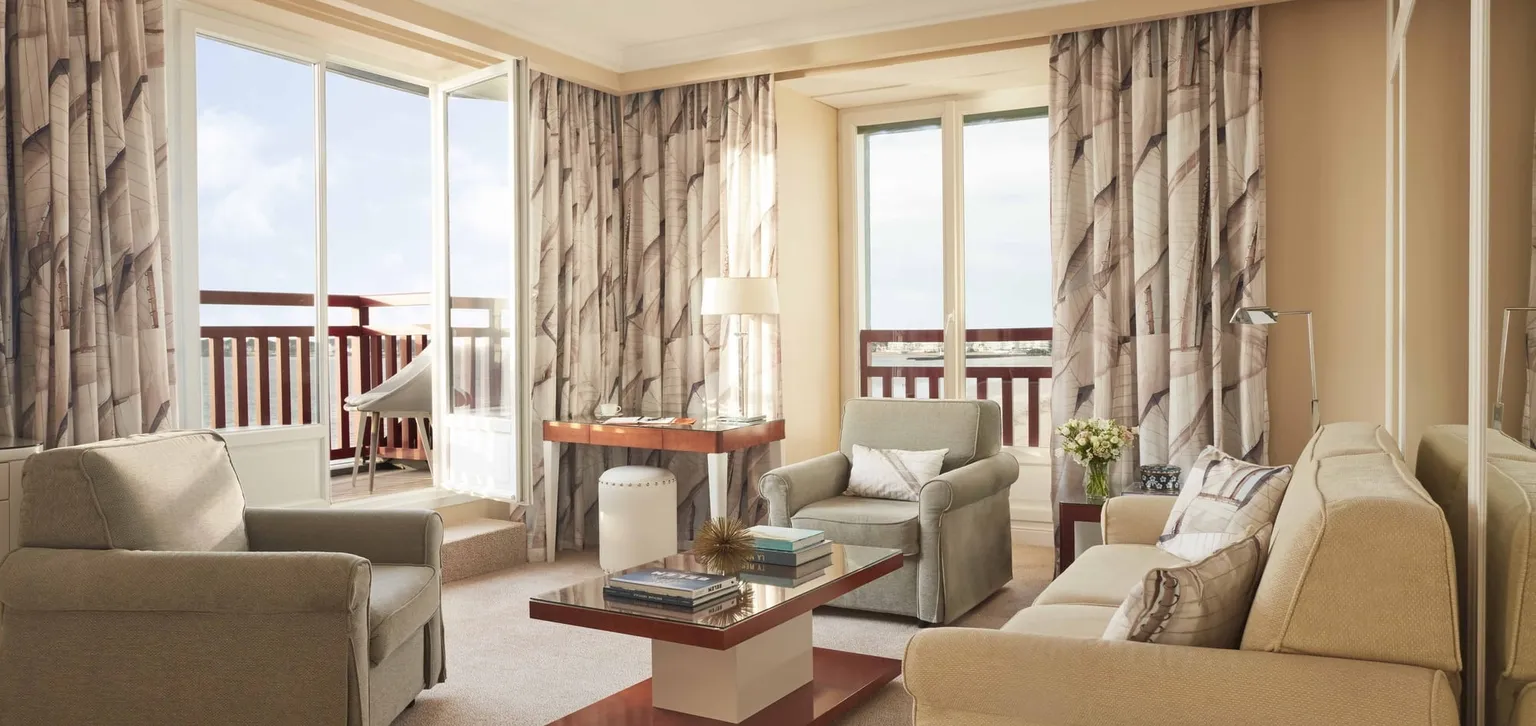 Salon de la suite prestige de l'hôtel l'Hermitage à la Baule