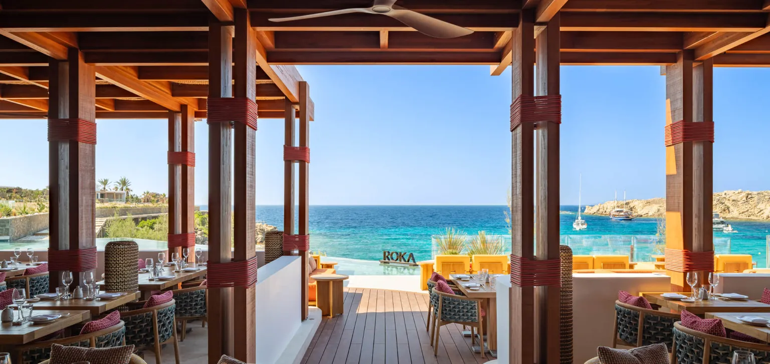 Roka restaurant Fouquet's Mykonos - salle intérieure vue mer