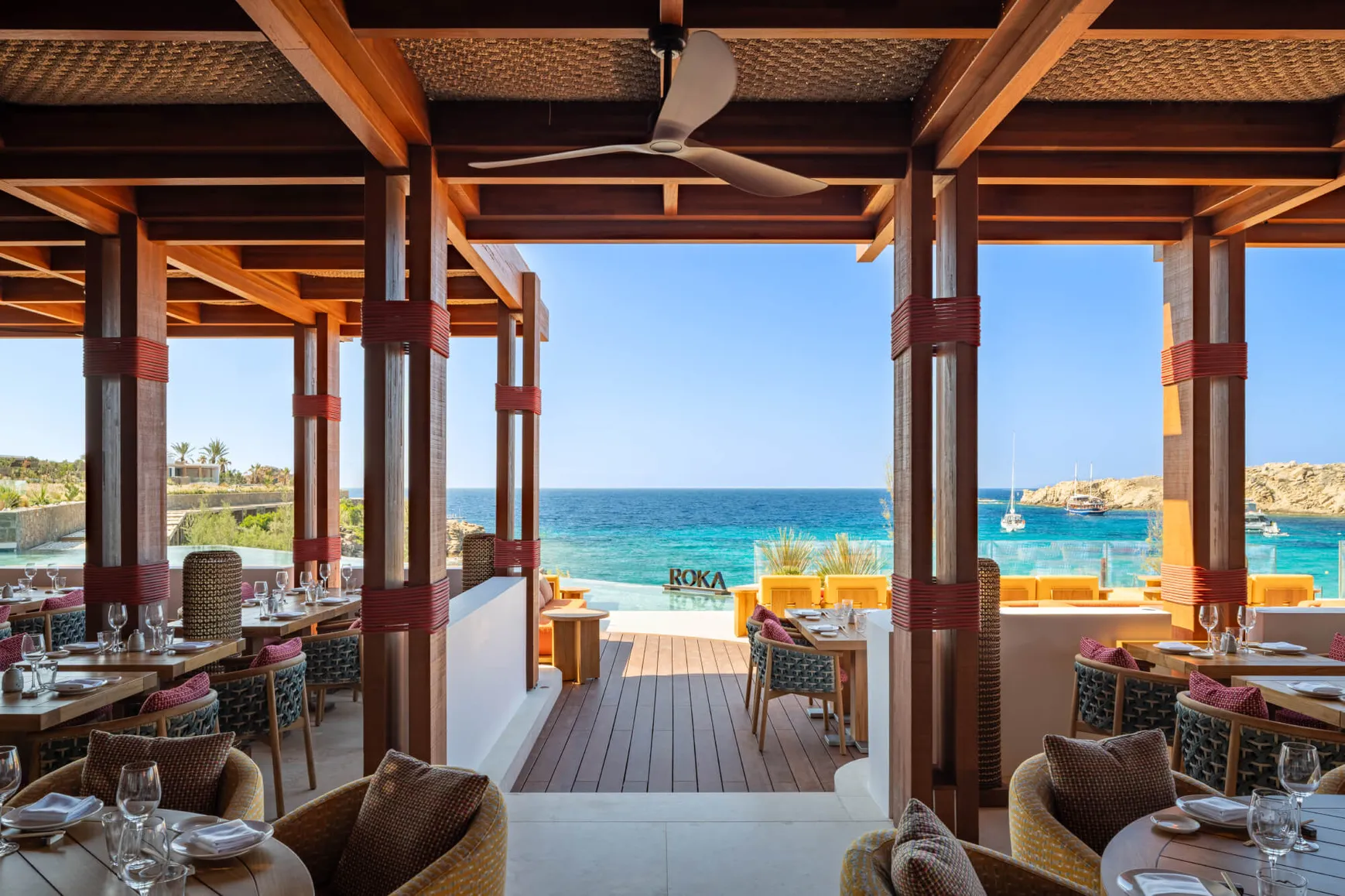 Roka restaurant Fouquet's Mykonos - salle intérieure vue mer