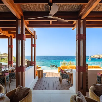 Roka restaurant Fouquet's Mykonos - salle intérieure vue mer