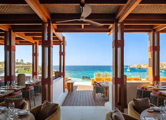 Roka restaurant Fouquet's Mykonos - salle intérieure vue mer