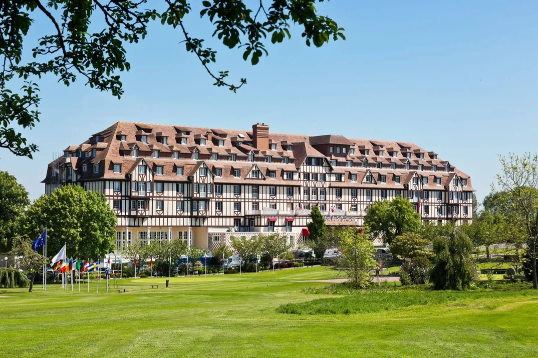 Façade de l'Hôtel du Golf à Deauville