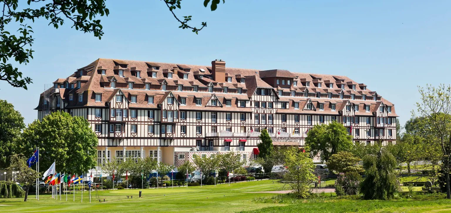 Façade de l'Hôtel du Golf à Deauville