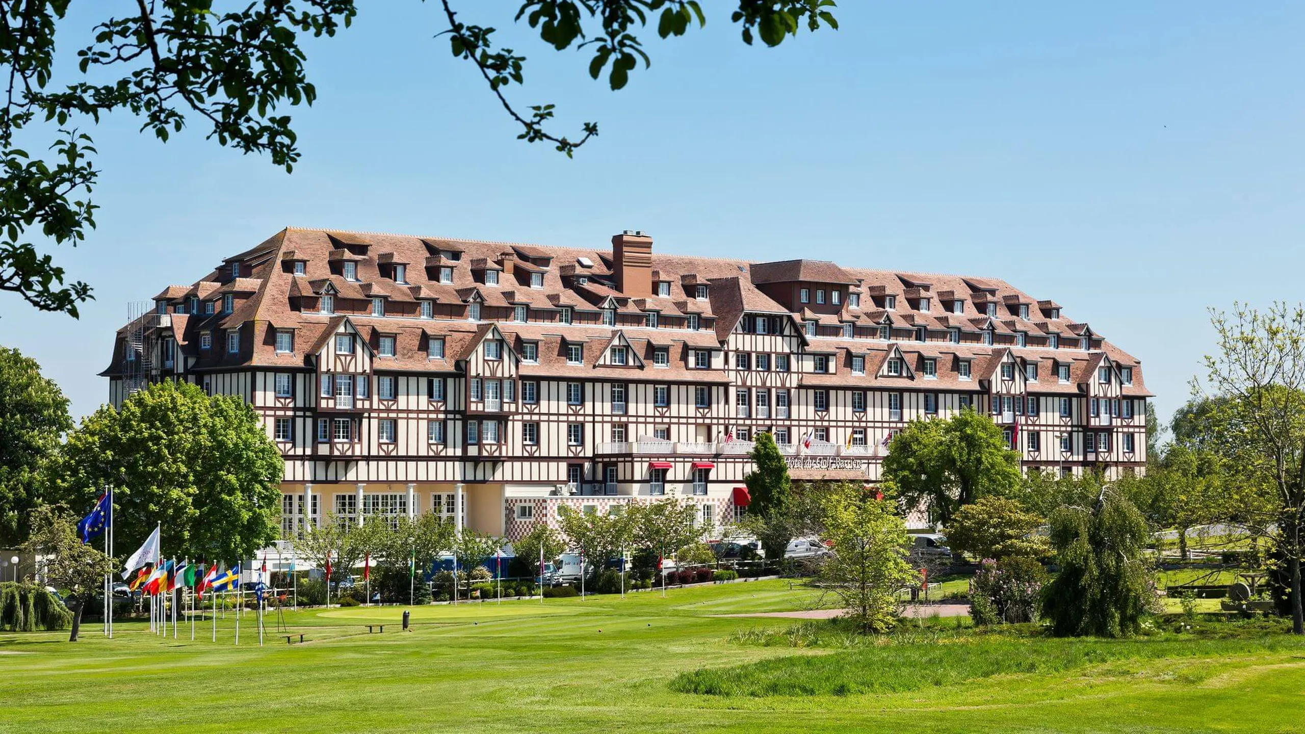 Façade de l'Hôtel du Golf à Deauville