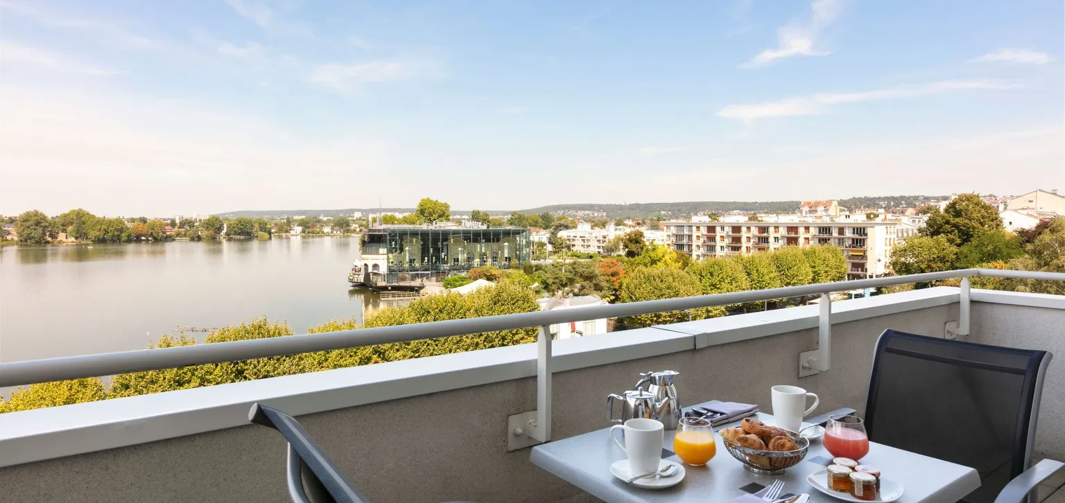 Enghien-Les-Bains Le Grand Hôtel terrasse avec vue sur le lac de la suite supérieure côté lac