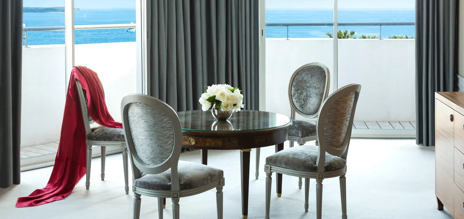 Table et Terrasse de la suite Christian Dior à l'hôtel le Majestic à Cannes