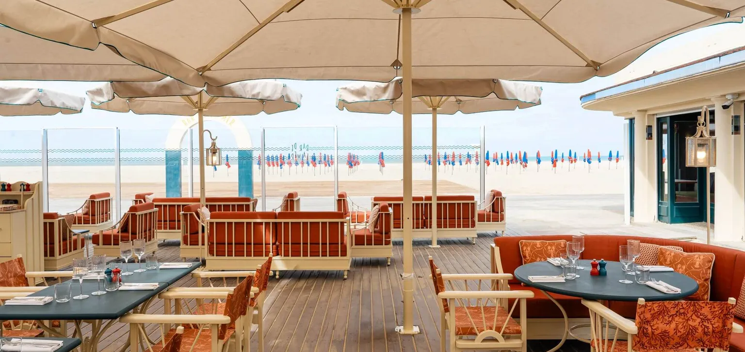 Terrasse du Bar de la mer sur les planches à Deauville