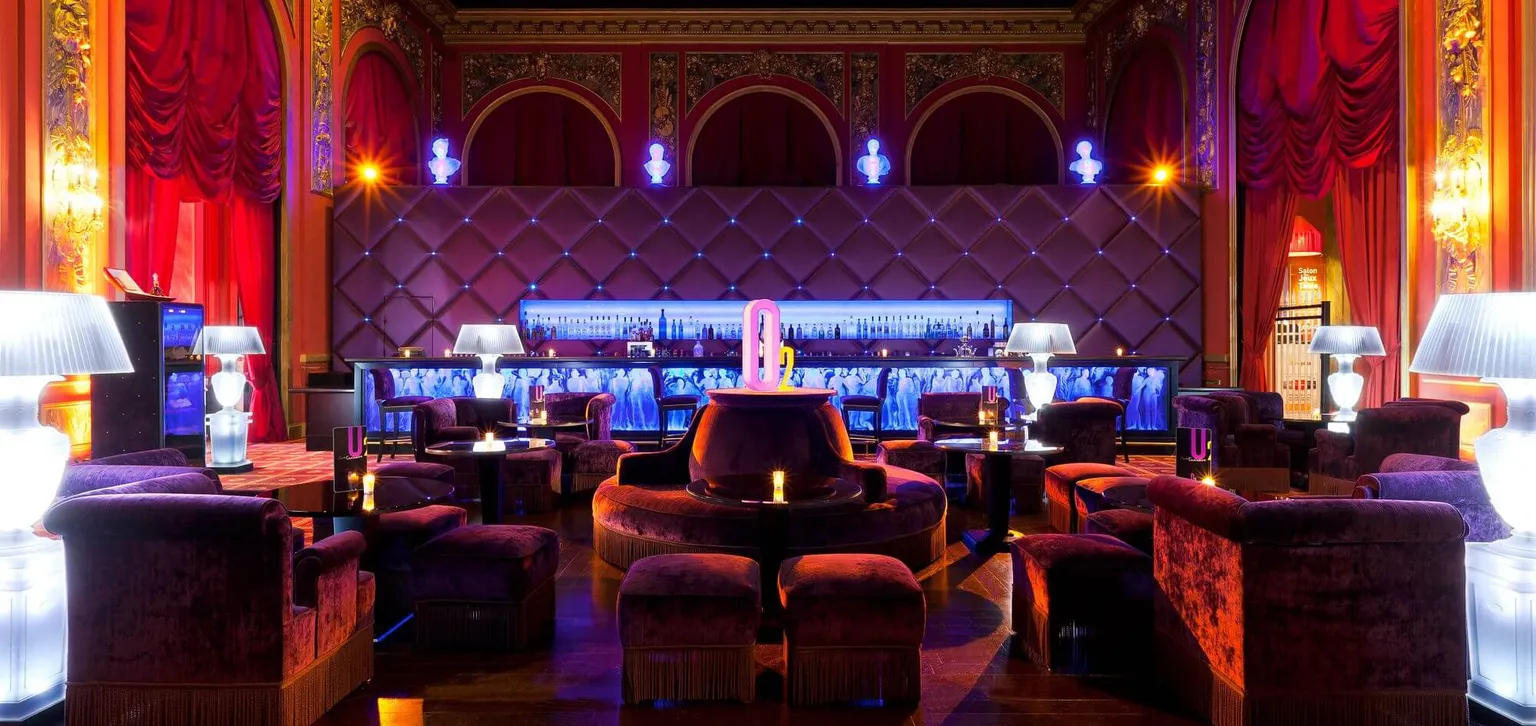 La salle du O2 Sofa Bar à Deauville