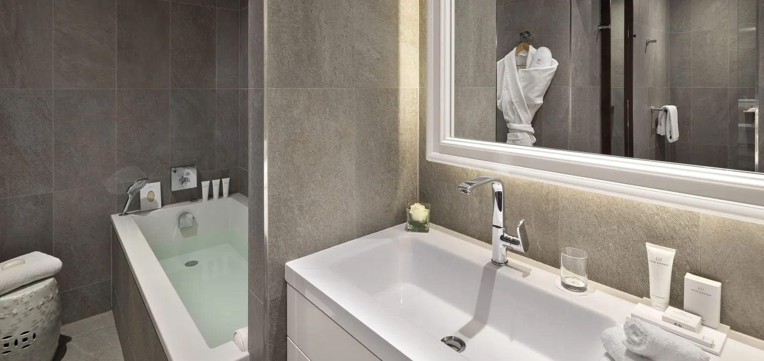 Salle de bain de la Suite Prestige Mer de l'hôtel Le Royal La Baule