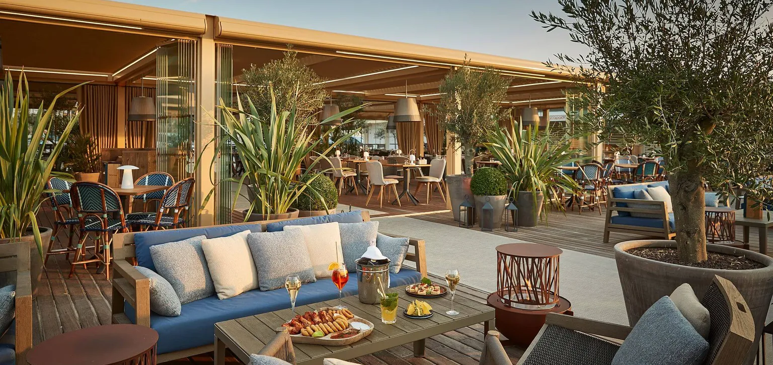 Terrasse du bar du soleil sur les planches à Deauville