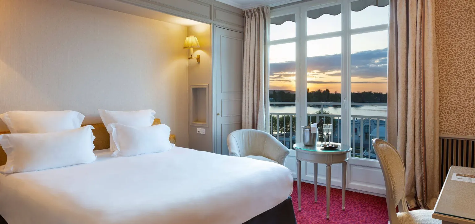 Enghien-Les-Bains Le Grand Hôtel Chambre exécutive côté lac baie vitrée vue sur le lac
