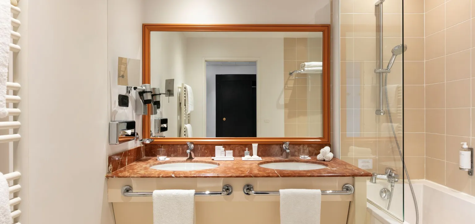 Enghien-Les-Bains Le Grand Hôtel salle de bain de la suite supérieure côté lac
