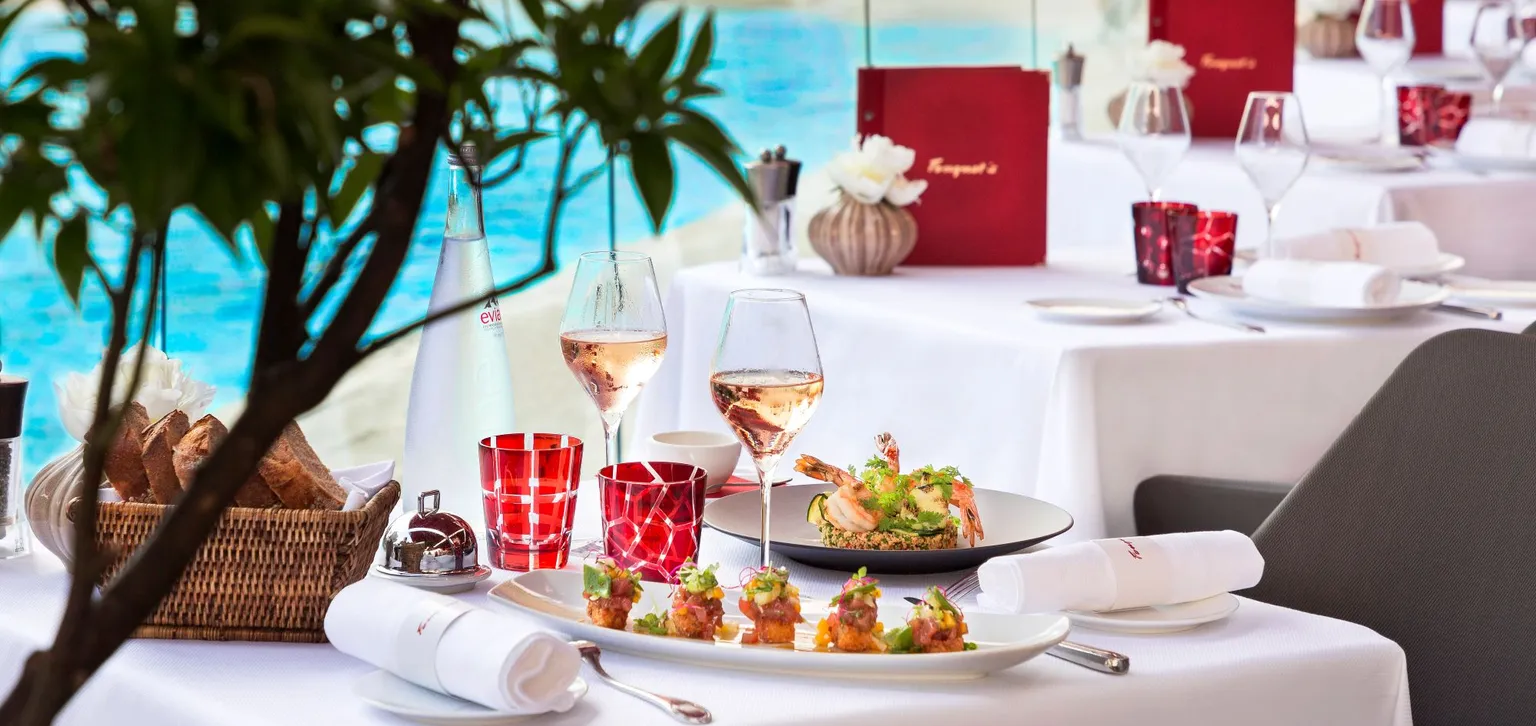 Table de Fouquet's Cannes devant la piscine