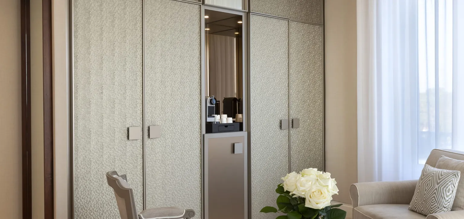 Petit coin salon de la chambre prestige mer de l'hôtel Le Royal La Baule