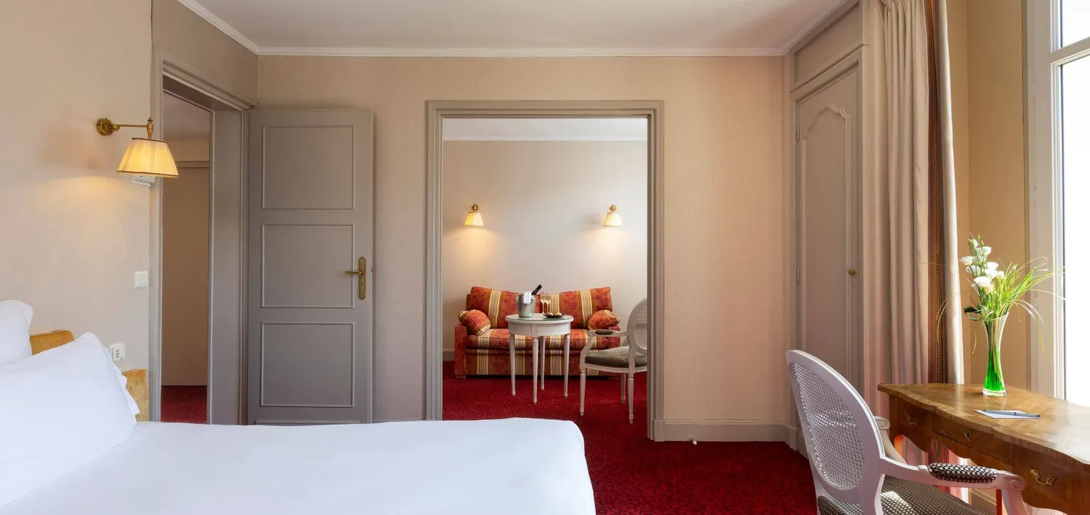 Enghien-les-bains Le Grand Hôtel Junior Suite coin nuit vue sur le salon