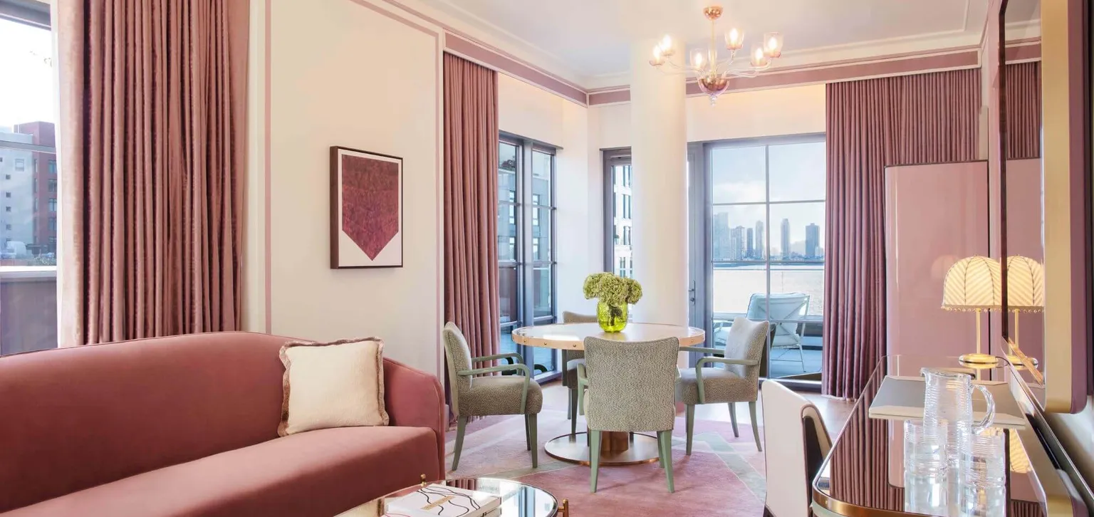 Salon salle à manger de la Two Bedroom Hudson View Corner Suite de l'hôtel Fouquet's New York